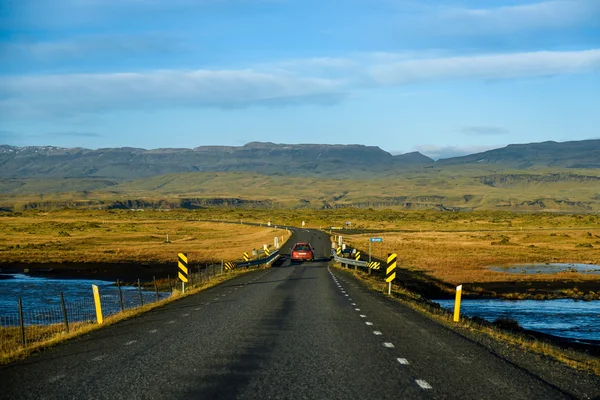 Красивая дорога и горный пейзаж, Исландия — стоковое фото