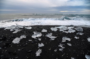 Buzdağları siyah volkanik Beach, İzlanda