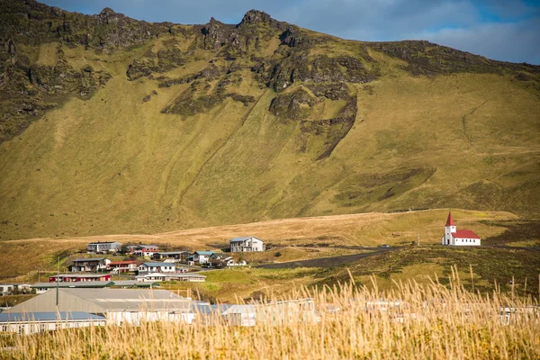 Vik, pequeña ciudad en el sur de Islandia —  Fotos de Stock