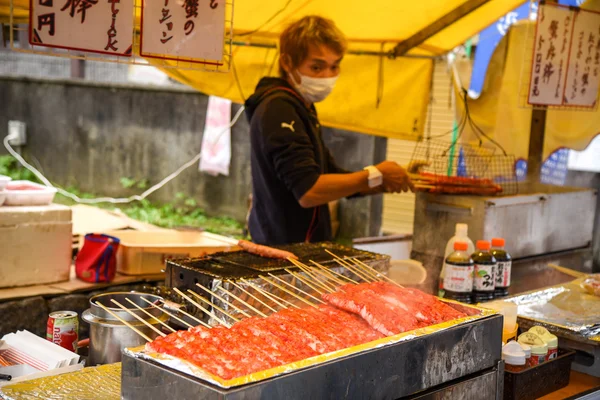 Gegrilde rode stick krabvlees, Japans straat voedsel — Stockfoto