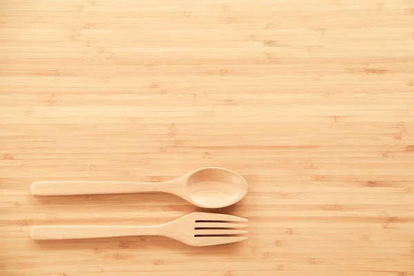 Holzlöffel und Gabel auf dem Tisch — Stockfoto