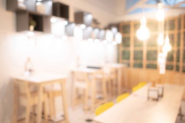 Bulanık restoran geçmişi. Bulanık kafe ya da kafeteryada yemek masaları, sandalyeler ve diğer dekorasyonlar. Tasarım ögesi için bulanık arkaplan. Yiyecek ve içecek konsepti.