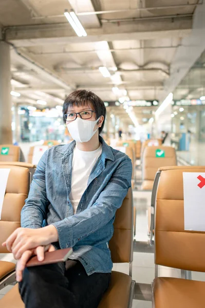 Turista Asiático Con Máscara Protectora Con Pasaporte Terminal Del Aeropuerto — Foto de Stock