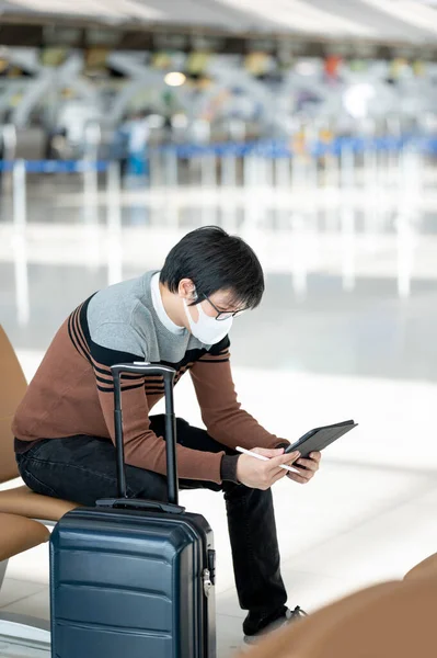 Azjata Turysta Walizką Bagażu Masce Twarzy Pomocą Tabletu Cyfrowego Terminalu — Zdjęcie stockowe