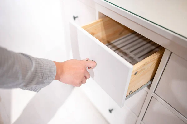 Cajón Masculino Tirando Abriendo Mano Gabinete Madera Blanca Muebles Para —  Fotos de Stock