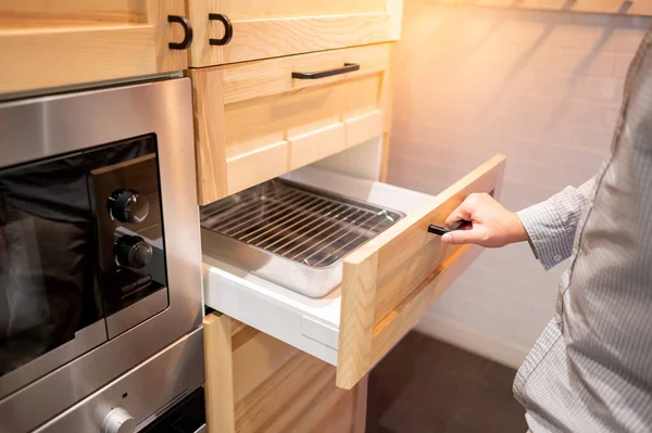 Hombre Mano Tirando Abriendo Cajón Madera Gabinete Cocina Muebles Para —  Fotos de Stock