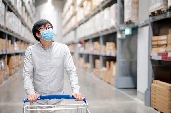 Hombre Asiático Cliente Que Usa Mascarilla Compras Con Carrito Compras — Foto de Stock