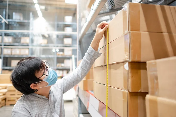 Asiatisk Man Arbetare Bär Ansiktsmask Med Hjälp Tejp Mått För — Stockfoto