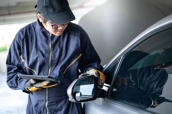 Ασιατική Auto Μηχανικός Κρατώντας Ψηφιακό Tablet Έλεγχο Αυτοκίνητο Φτερό Καθρέφτη — Φωτογραφία Αρχείου