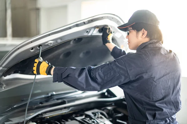 Asiático Auto Mecânico Capô Abertura Verificando Motor Carro Garagem Serviço — Fotografia de Stock