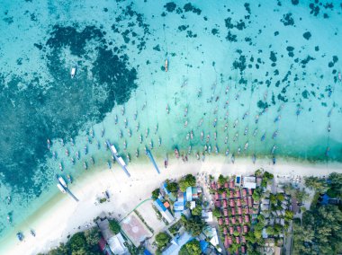 Göz kamaştırıcı yaz manzarası. Turkuaz Andaman Denizi 'nde, Koh Lipe ya da Lipe Adası, Satun, Güney Tayland yakınlarındaki balıkçı teknesi görüntüsü. İHA 'dan ateşlenmiş.