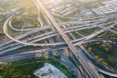 Yol kavşağının hava görüntüsü ya da yoğun şehir trafiğiyle kesişen yol. İnsansız hava aracı tarafından alınan ulaşım ağı.