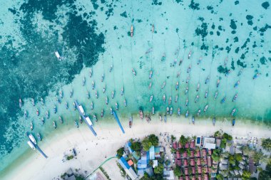 Göz kamaştırıcı yaz manzarası. Turkuaz Andaman Denizi 'nde, Koh Lipe ya da Lipe Adası, Satun, Güney Tayland yakınlarındaki balıkçı teknesi görüntüsü. İHA 'dan ateşlenmiş.