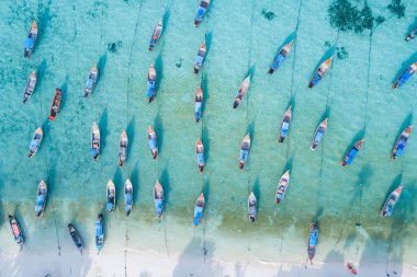 Göz kamaştırıcı yaz manzarası. Turkuaz Andaman Denizi 'nde, Koh Lipe ya da Satun, Güney Tayland' daki Lipe Adası yakınlarındaki balıkçı teknesinin hava görüntüsü. İHA 'dan ateşlenmiş.