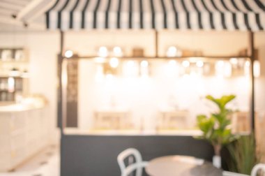 Bulanık restoran geçmişi. Bulanık kafe ya da kafeteryada yemek masaları, sandalyeler ve diğer dekorasyonlar. Tasarım ögesi için bulanık arkaplan. Yiyecek ve içecek konsepti.