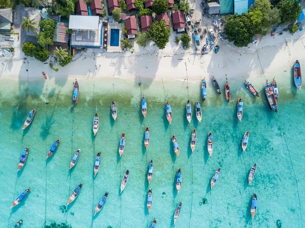 素晴らしい夏の風景 白いビーチやリゾートの近くにターコイズアンダマン海での釣りロングテールボートグループの空中ビューコリペ島 サトゥン島 南タイ ドローンから撃たれた — ストック写真