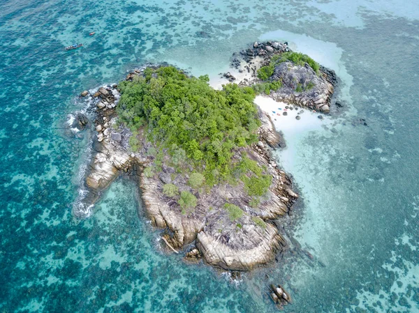 素晴らしい夏の風景 サンゴ礁とリペ島 サトゥン島 南タイの小さな島とターコイズアンダマン海の空中ビュー ドローンからのトップビュー — ストック写真