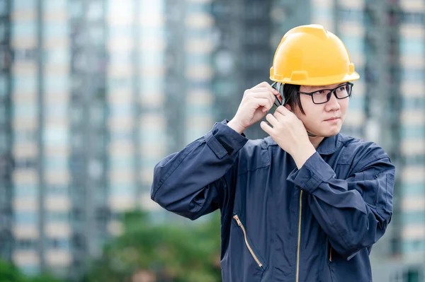 Asiatisk Underhållsarbetare Man Skyddsdräkt Och Skyddshjälm Som Arbetar Byggarbetsplatsen Koncept — Stockfoto