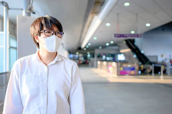 Homem Asiático Usando Máscara Facial Estação Skytrain Plataforma Trem Urbano — Fotografia de Stock