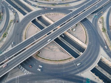 Kavşakla kavşağın hava görüntüsü. Hızlı giden arabalarla şehir otoyolu kavşağı. İnsansız hava aracı tarafından alınan ulaşım ağı.