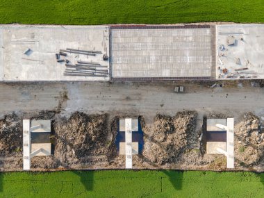Yeşil pirinç tarlalarından geçen otoyol şantiyesinin havadan görünüşü. Yol Altyapı Projesi. İnşaat mühendisliği kavramı