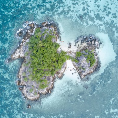 Göz kamaştırıcı yaz manzarası. Güney Tayland, Satun 'daki Koh Lipe ya da Lipe Adası' ndaki resif ve küçük adalı turkuaz Andaman denizi. İnsansız hava aracından en iyi görüntü