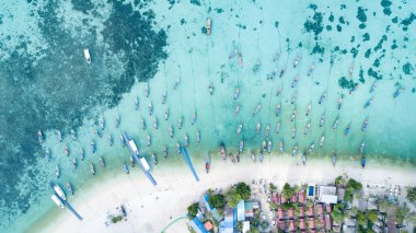 Göz kamaştırıcı yaz manzarası. Turkuaz Andaman Denizi 'nde, Koh Lipe ya da Lipe Adası, Satun, Güney Tayland yakınlarındaki balıkçı teknesi görüntüsü. İHA 'dan ateşlenmiş.