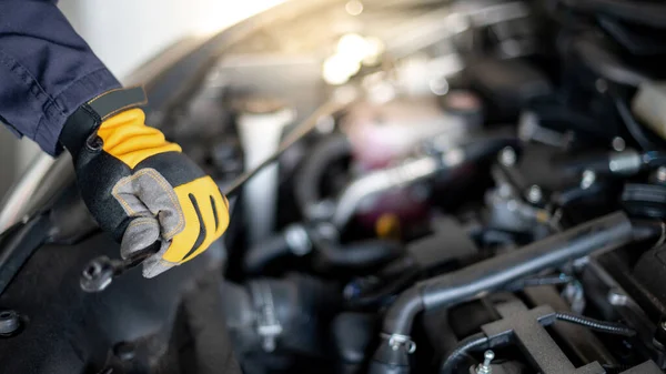 Mão Mecânica Masculina Usando Luva Amarela Verificando Motor Carro Motor — Fotografia de Stock