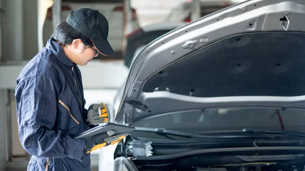 Asian Auto Mechanic Holding Digital Tablet Checking Car Engine Hood — Stock Photo, Image