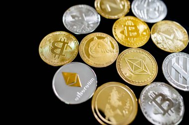 Yerel finans kavramı. Siyah arka planda farklı kripto para birimleri. Bitcoin, Ethereum, Ripple, Dogecoin, Litecoin, Zcash.