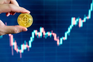 Arka planda bulanık şamdan çizelgesi olan altın bir ETH sikke tutuyordu. Ethereum, merkezi olmayan, açık kaynaklı ve akıllıca bir kontratı olan bir blokaj zinciri. Kripto para birimi ve merkezi olmayan finans kavramı
