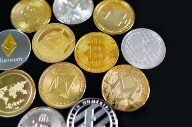 Yerel finans kavramı. Siyah arka planda farklı kripto para birimleri. Bitcoin, Ethereum, Ripple, Dogecoin, Litecoin, Zcash.