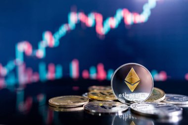 Bulanık şamdan şeması olan Ethereum (ETH) ve diğer kripto paralar. Ethereum, merkezi olmayan, açık kaynaklı ve akıllıca bir kontratı olan bir blokaj zinciri. Kripto para birimi ve merkezi olmayan finans kavramı
