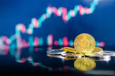 Bulanık şamdan şeması olan Ethereum (ETH) ve diğer kripto paralar. Ethereum, merkezi olmayan, açık kaynaklı ve akıllıca bir kontratı olan bir blokaj zinciri. Kripto para birimi ve merkezi olmayan finans kavramı