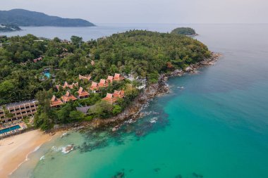 Phuket 'teki Karon ve Kata Sahili arasındaki pelerin manzarası. Andaman Denizi 'nin güzel sahili. Tayland 'ın ünlü turistik beldesi.