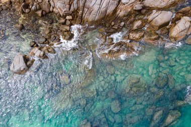 Kıyı şeridine ulaşan turkuaz okyanus dalgasının havadan görüntüsü. Üst manzaradan güzel tropikal kıyı manzarası. Tayland 'da Andaman Denizi. Yaz tatili konsepti