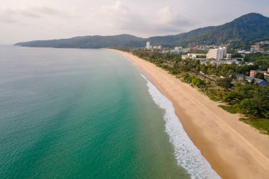 Phuket 'teki Karon Sahili' nin havadan görüntüsü. Andaman Denizi 'nin güzel sahili. Tayland 'ın ünlü turistik beldesi.