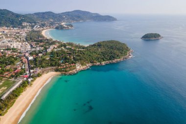 Phuket 'teki Karon ve Kata Sahili' nin havadan görüntüsü. Andaman Denizi 'nin güzel sahili. Tayland 'ın ünlü turistik beldesi.