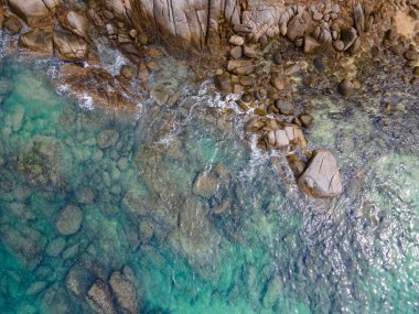 Kıyı şeridine ulaşan turkuaz okyanus dalgasının havadan görüntüsü. Üst manzaradan güzel tropikal kıyı manzarası. Tayland 'da Andaman Denizi. Yaz tatili konsepti