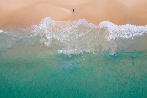 Повітряний Вид Бірюзової Океанської Хвилі Досягає Берегової Лінії Самотнім Рибалкою — стокове фото
