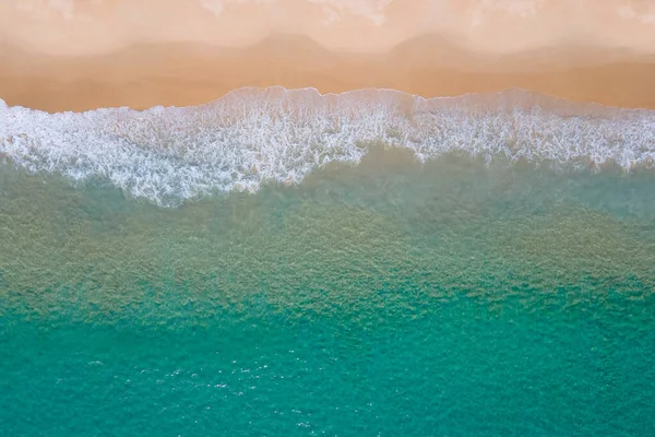 Kıyı Şeridine Ulaşan Turkuaz Okyanus Dalgasının Havadan Görüntüsü Üst Manzaradan — Stok fotoğraf