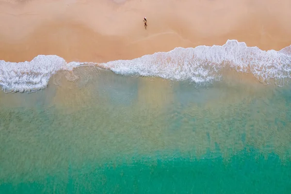 Повітряний Вид Бірюзової Океанської Хвилі Досягає Берегової Лінії Туристичною Парою — стокове фото