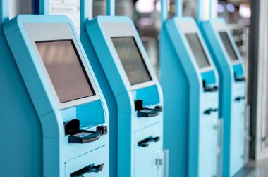 Havaalanı terminalinde kendini kontrol eden bir yer. Pasaport taraması ve bilet yazdırma makinesi. Ulaşım binasında self-servis teknolojisi.