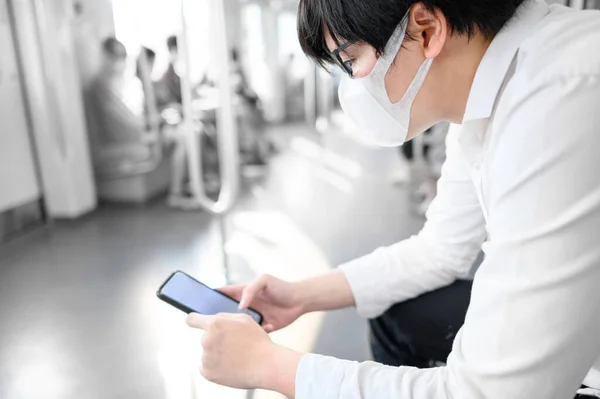 Hombre Asiático Con Mascarilla Quirúrgica Usando Smartphone Skytrain Tren Urbano —  Fotos de Stock