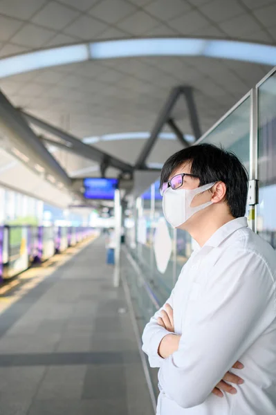 Aziatische Man Met Gezichtsmasker Skytrain Station Stedelijk Perron Coronavirus Covid — Stockfoto