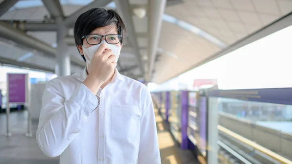 Hombre Asiático Con Máscara Facial Estación Skytrain Plataforma Tren Urbano — Foto de Stock