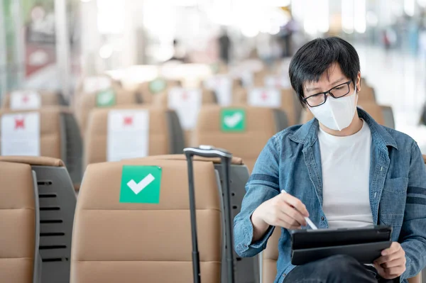 Hombre Asiático Turista Con Maleta Equipaje Con Máscara Facial Utilizando — Foto de Stock