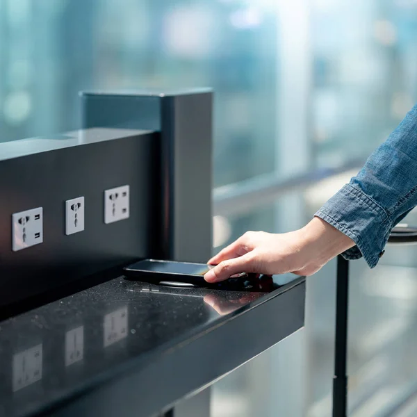 Mano Masculina Poniendo Smartphone Cargador Inalámbrico Cargador Inducción Estación Servicio —  Fotos de Stock