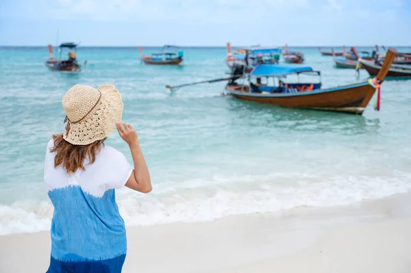 Turistă Asiatică Care Deține Pălărie Mergând Plajă Insula Lipe Satun — Fotografie, imagine de stoc