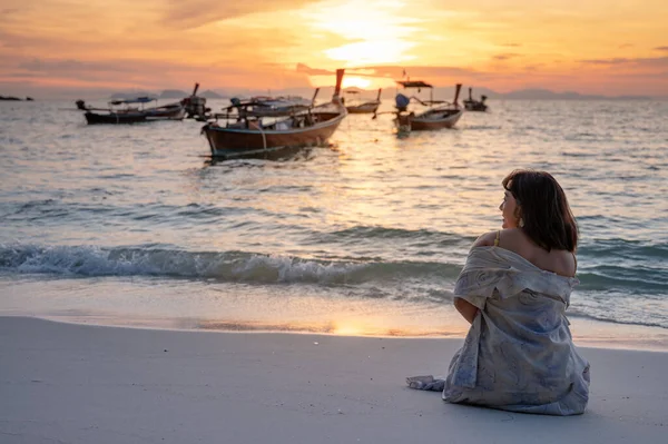 Asian Woman Tourist Sitting Beach Sunset Lipe Island Satun Thailand — Stock Photo, Image